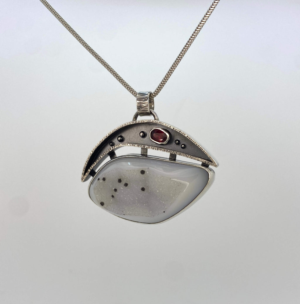 White druzy quartz with black spots and garnet_front view