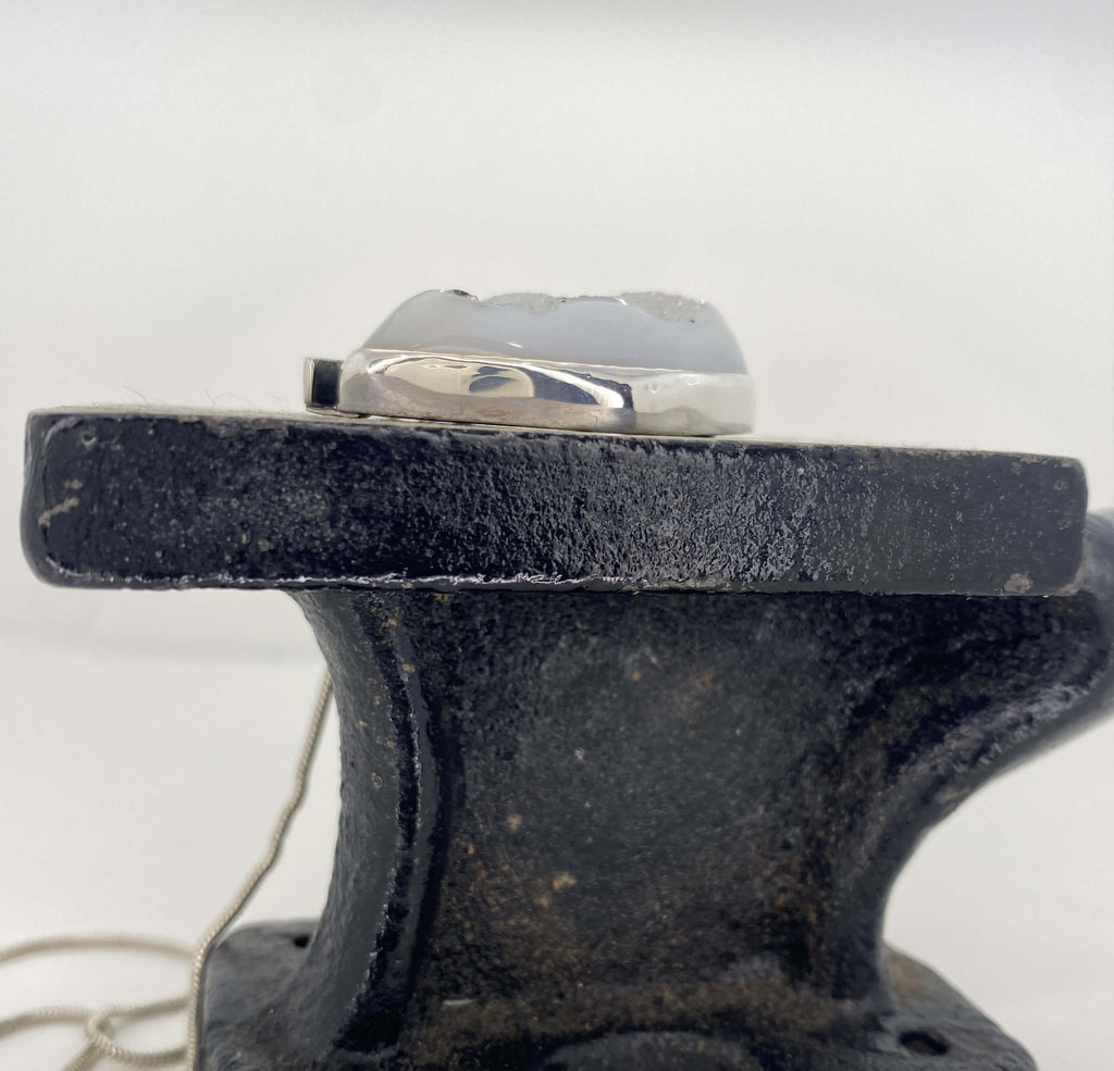 White druzy quartz with black spots and garnet_side view
