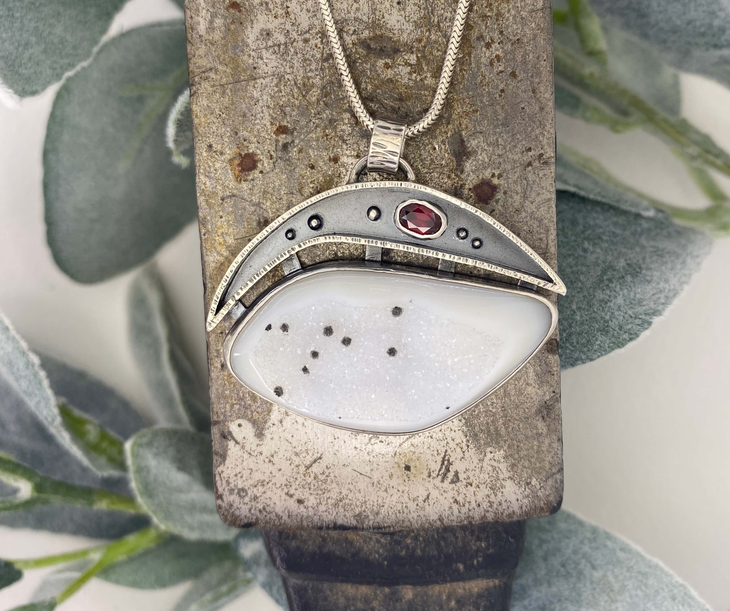 White druzy quartz with black spots and garnet_top view