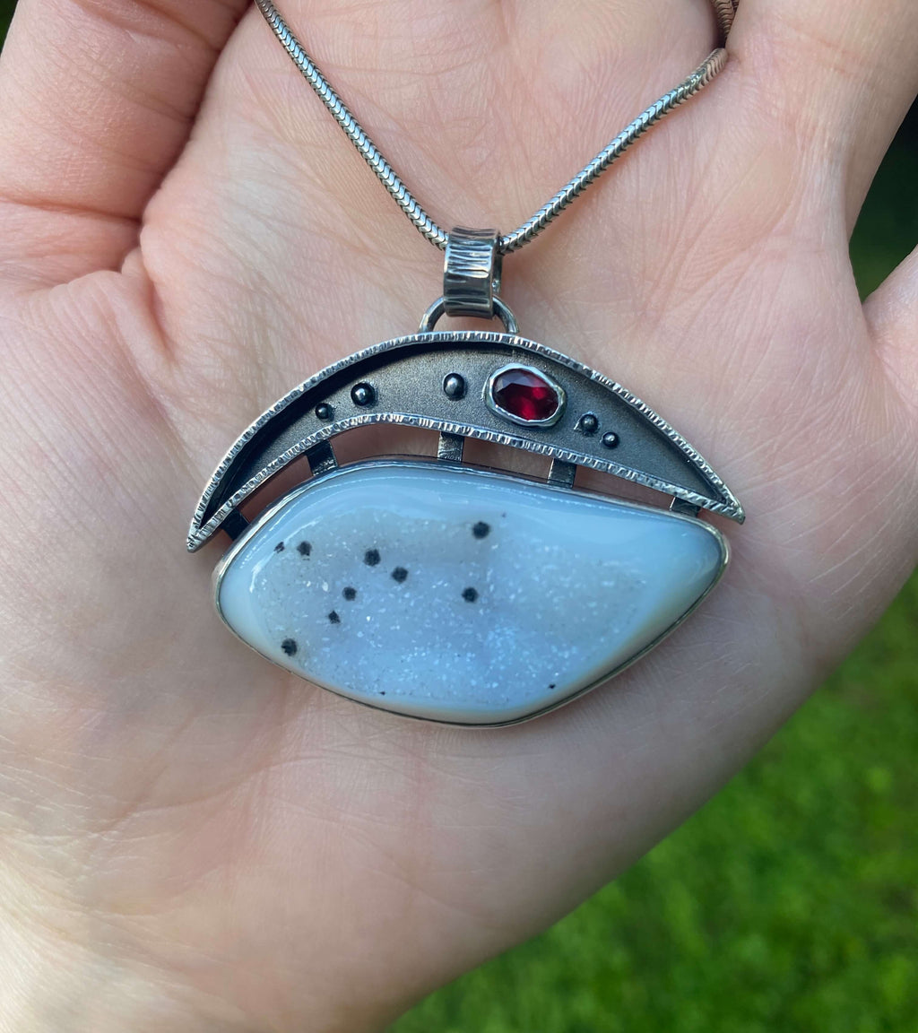 White druzy quartz with black spots and garnet_front view